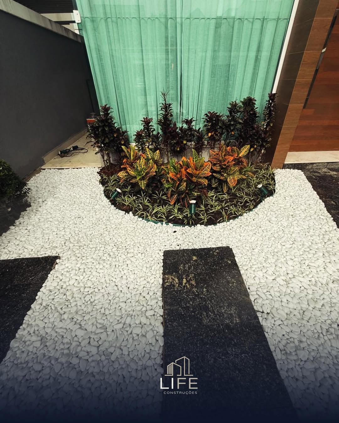 Deck de Madeira e Paisagismo - Life Construções