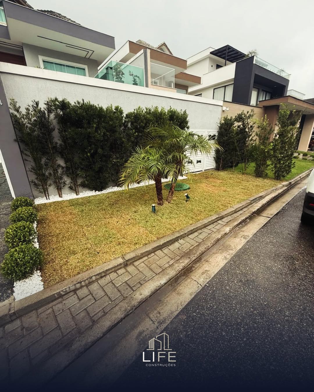 Jardim com Deck de Madeira - Life Construções